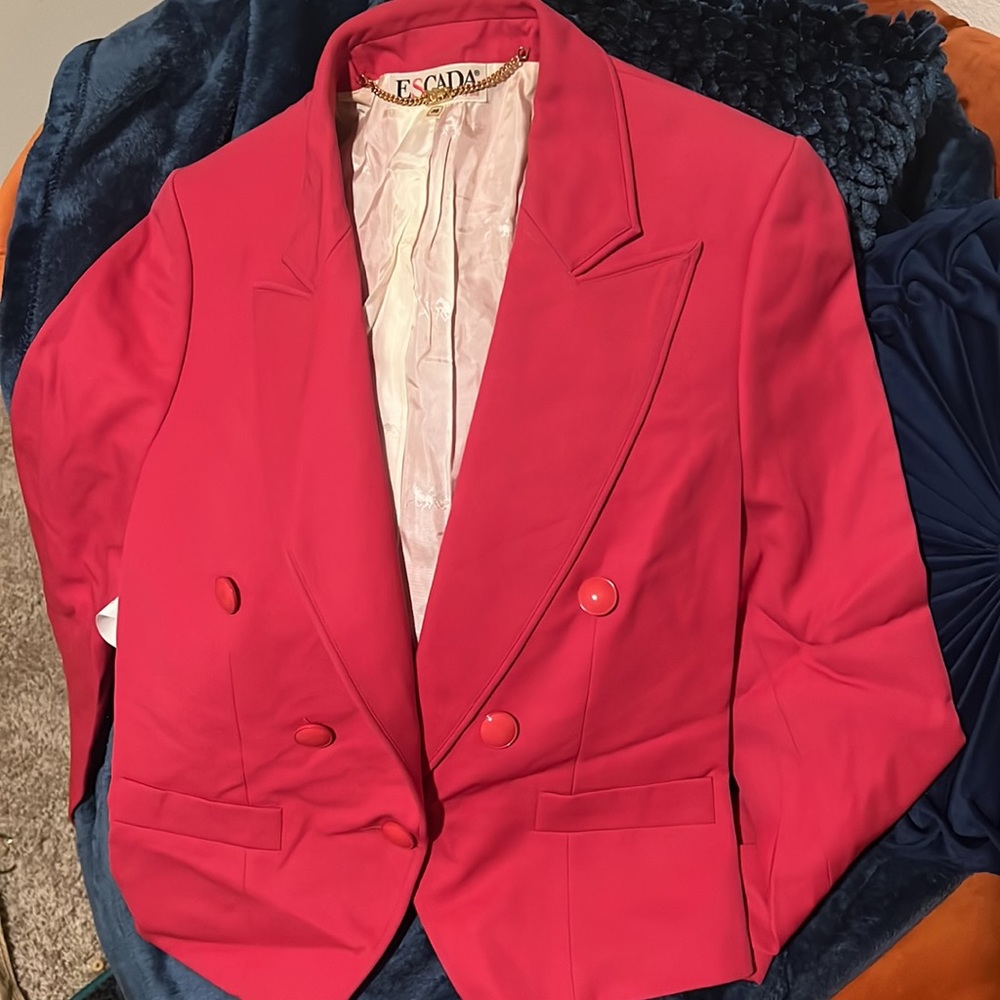 Escada - Picture 5 of 5